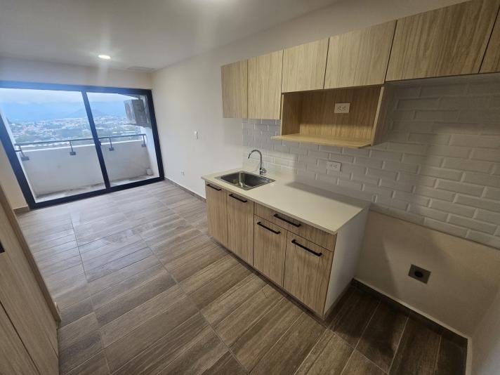 Este Alquiler de Apartamento Distrito Artemisa cuenta con las siguientes caracter&iacute;sticas: Climatizado 61.5 m2 3 habitaciones con closet 2 ba&ntilde;os Sala-comedor Cocina amueblada Balc&oacute;n Centro de lavado equipado Calentador de agua Garaje para 2 veh&iacute;culos Una excelente oportunidad para vivir en un entorno que lo tiene todo a un precio de $ 1,000.00 incluye cuota de mantenimiento.